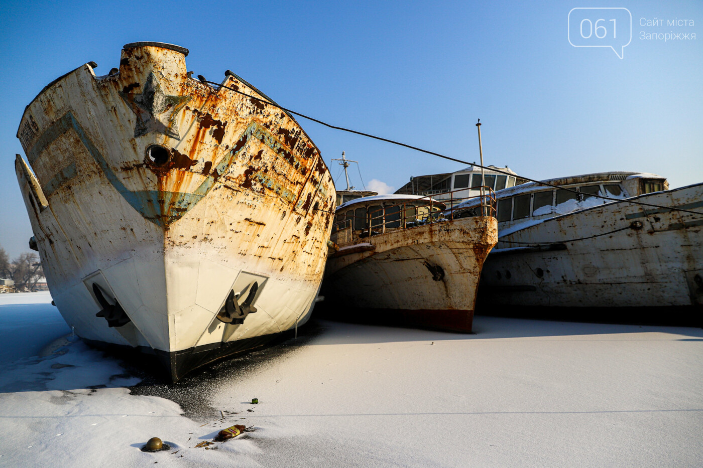 Корабли пришли. Море Владивосток баржа. Заброшенный корабль на льду. Баржа на льду. Заброшенные корабли в Братске.