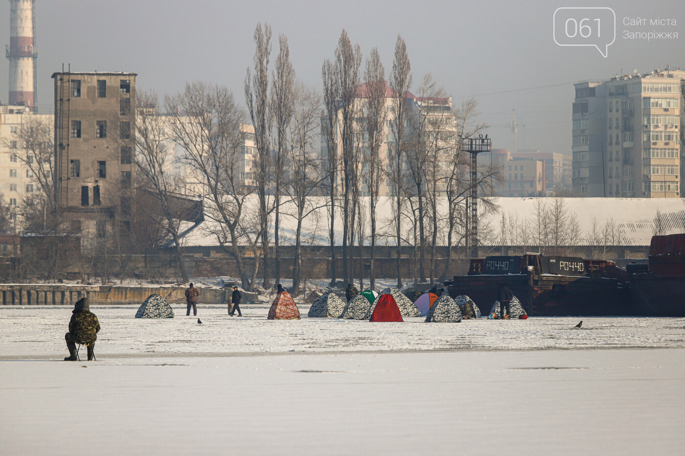 Баржи во льду, рыбаки с таранью и котики: фоторепортаж из зимней Кривой бухты, фото-38