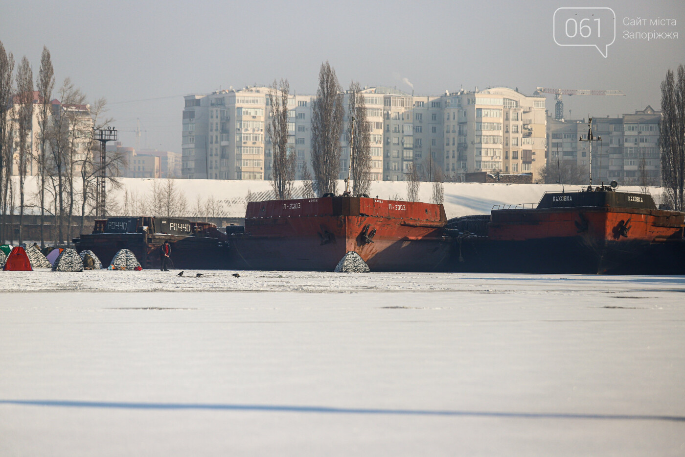 Баржи во льду, рыбаки с таранью и котики: фоторепортаж из зимней Кривой бухты, фото-39