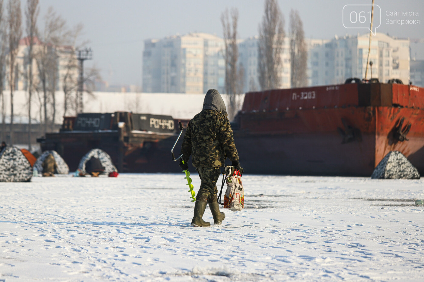 Баржи во льду, рыбаки с таранью и котики: фоторепортаж из зимней Кривой бухты, фото-47