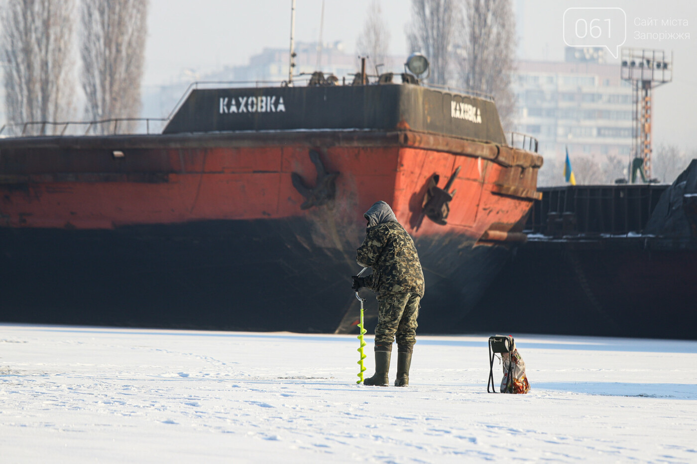 Баржи во льду, рыбаки с таранью и котики: фоторепортаж из зимней Кривой бухты, фото-48