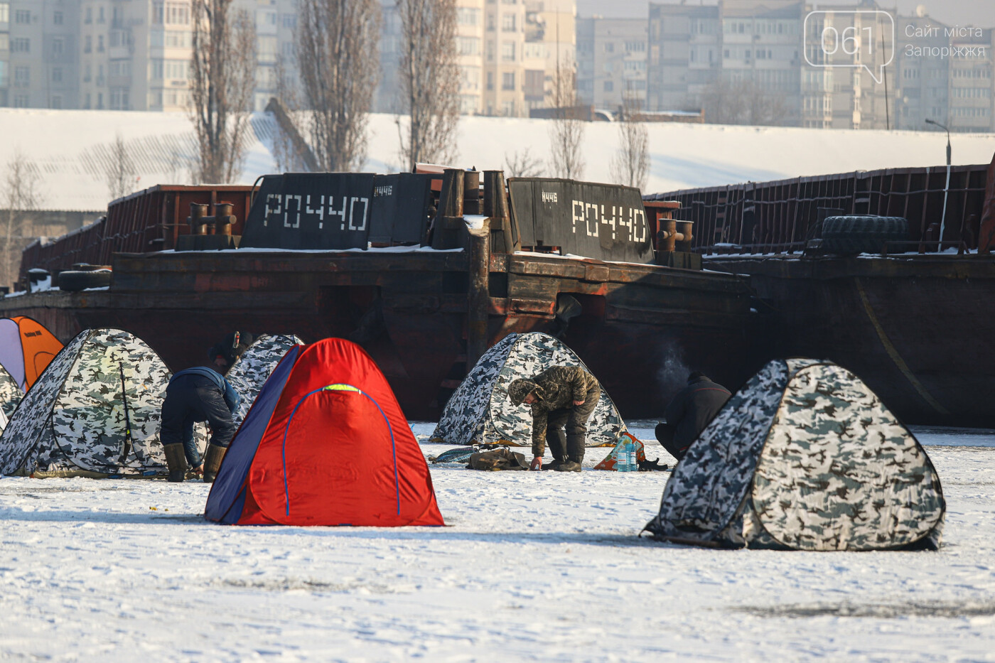 Баржи во льду, рыбаки с таранью и котики: фоторепортаж из зимней Кривой бухты, фото-42