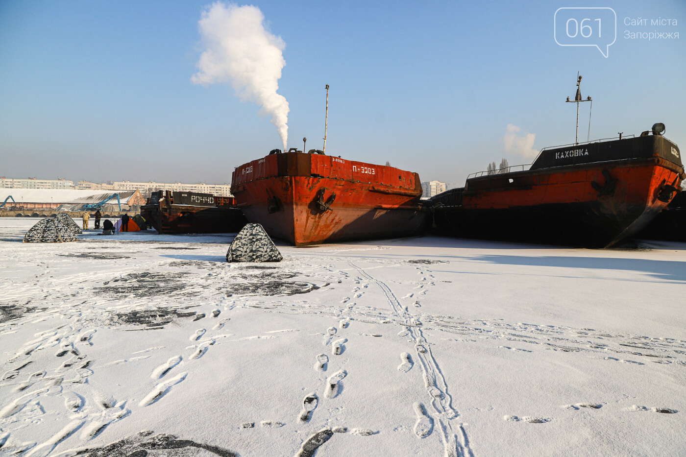 Баржи во льду, рыбаки с таранью и котики: фоторепортаж из зимней Кривой бухты, фото-19