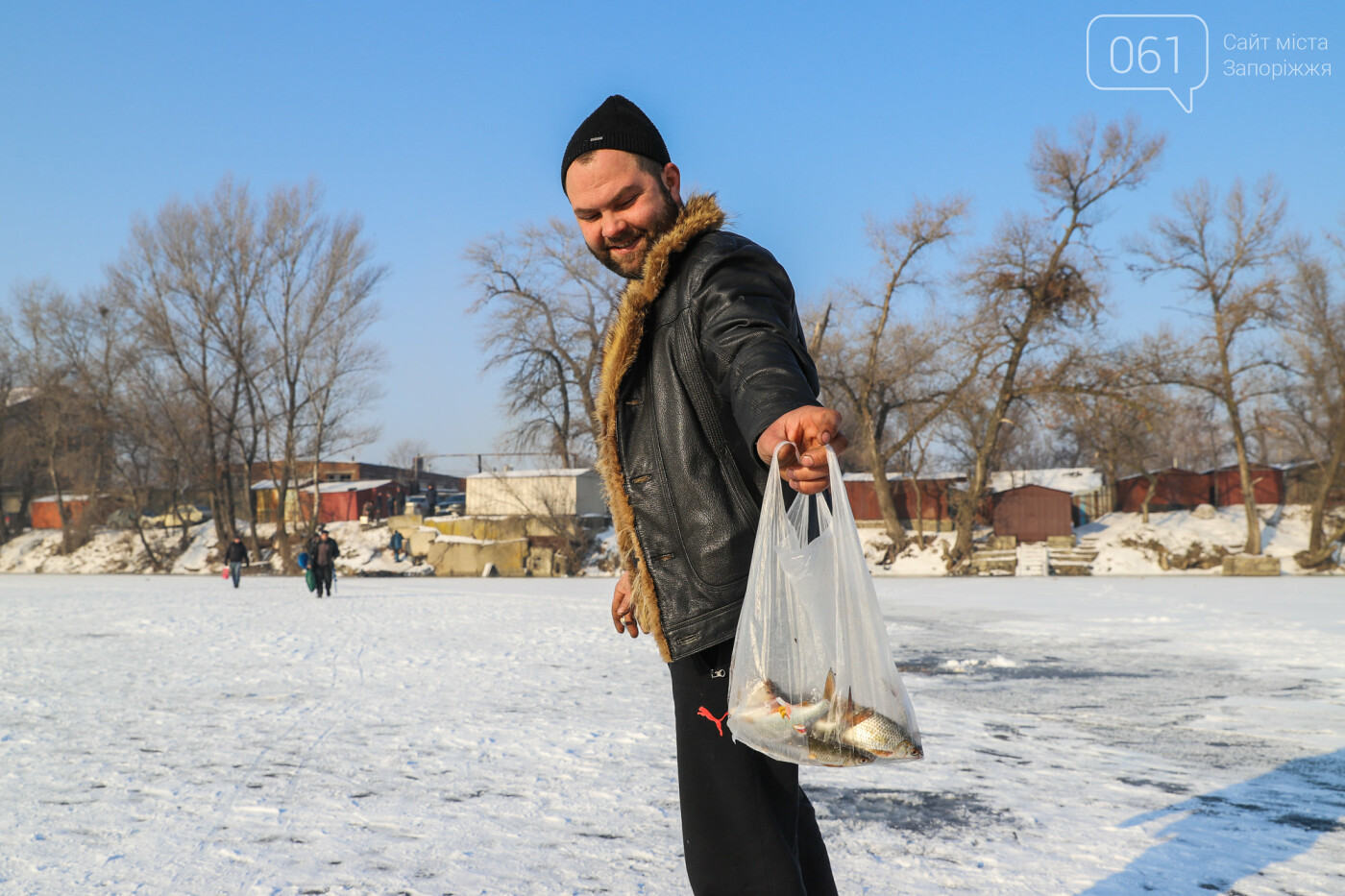 Баржи во льду, рыбаки с таранью и котики: фоторепортаж из зимней Кривой бухты, фото-23