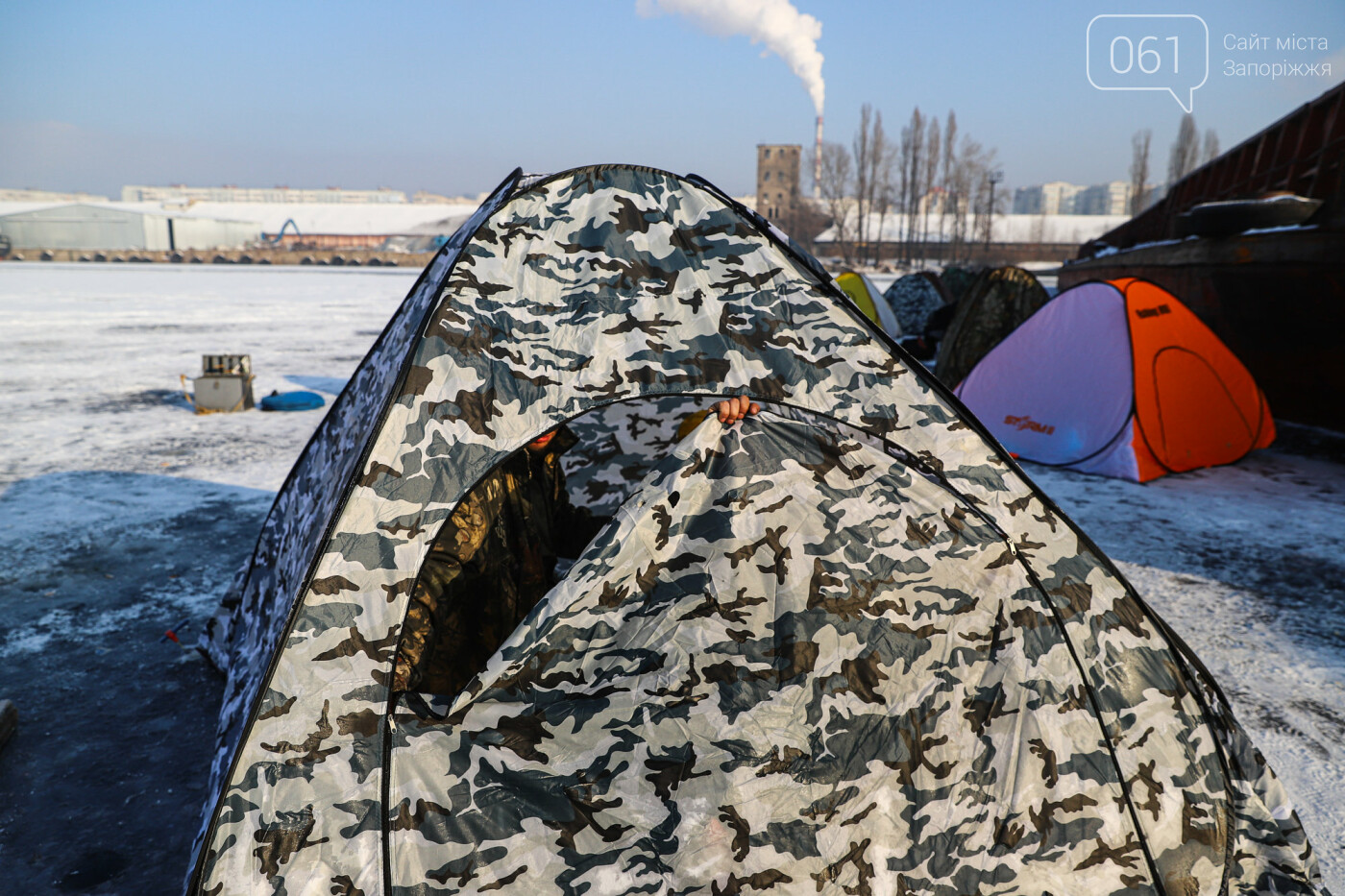 Баржи во льду, рыбаки с таранью и котики: фоторепортаж из зимней Кривой бухты, фото-30