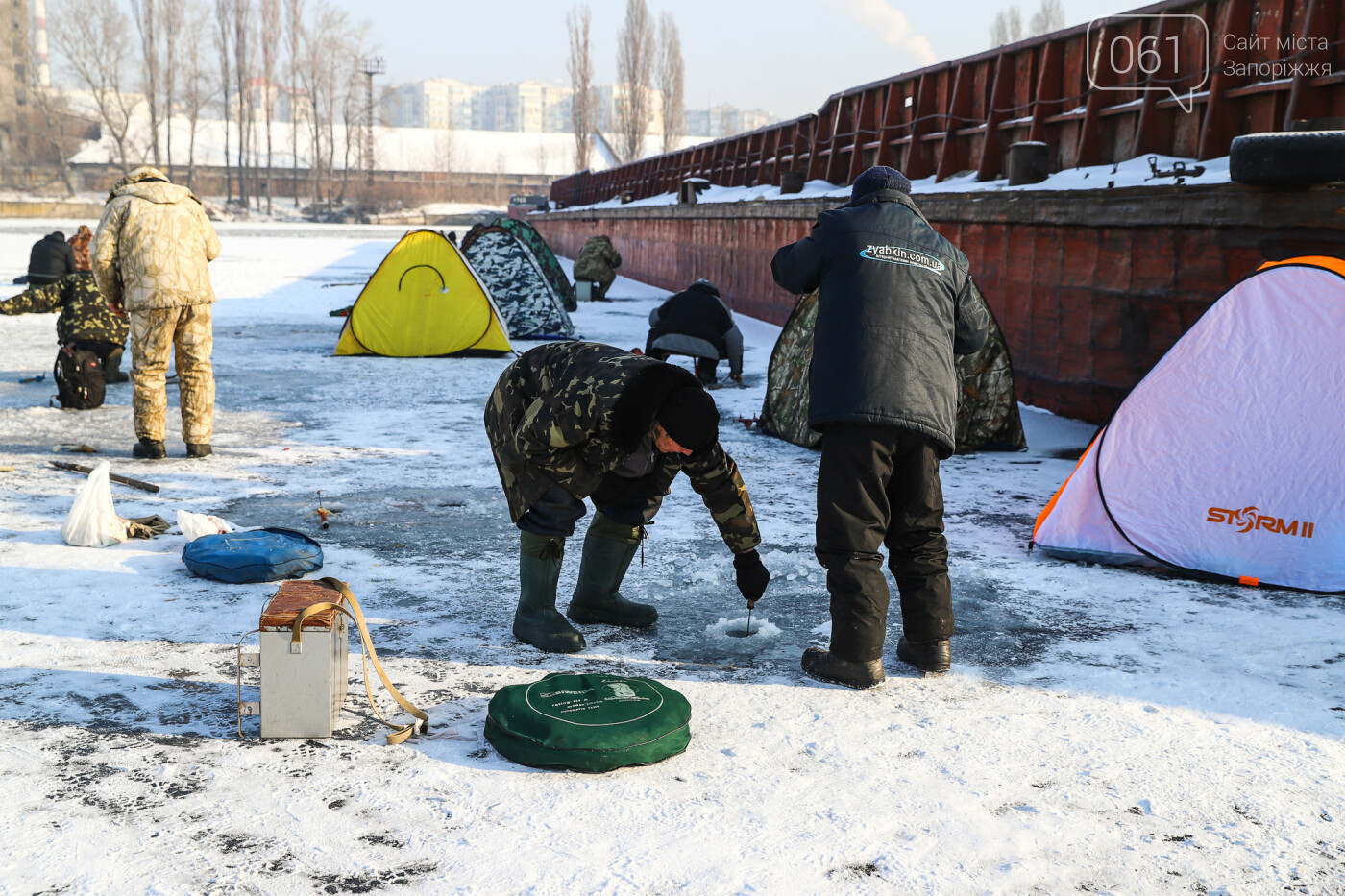 Баржи во льду, рыбаки с таранью и котики: фоторепортаж из зимней Кривой бухты, фото-58