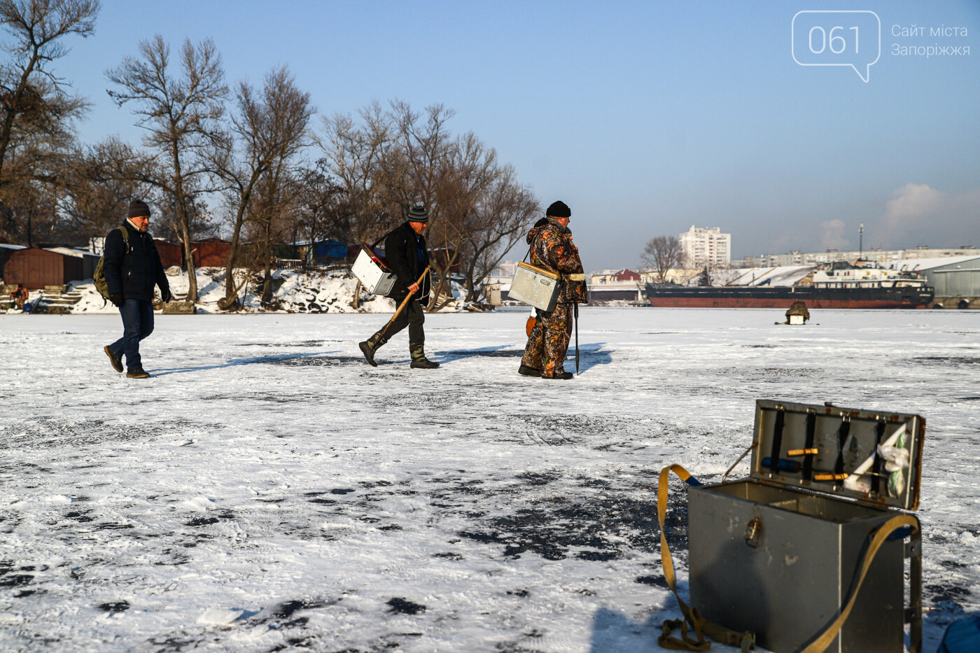 Баржи во льду, рыбаки с таранью и котики: фоторепортаж из зимней Кривой бухты, фото-49