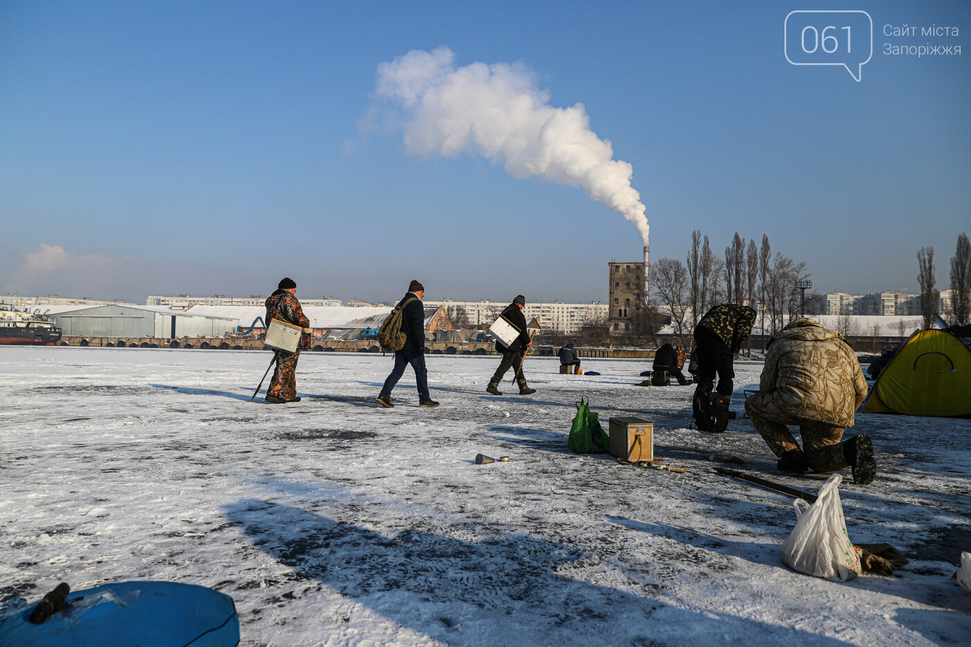 Баржи во льду, рыбаки с таранью и котики: фоторепортаж из зимней Кривой бухты, фото-50