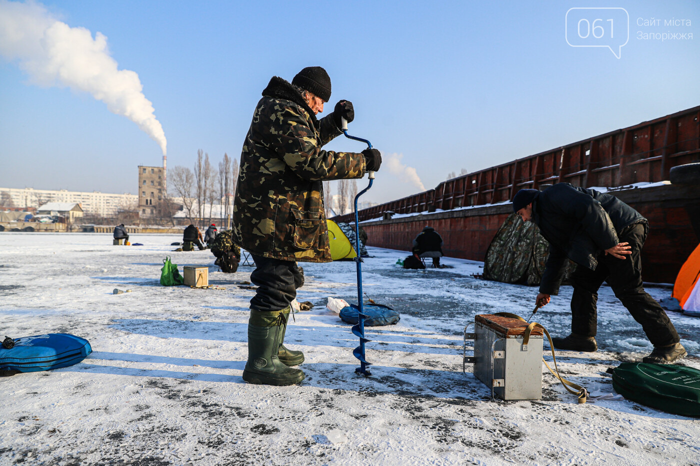 Баржи во льду, рыбаки с таранью и котики: фоторепортаж из зимней Кривой бухты, фото-51