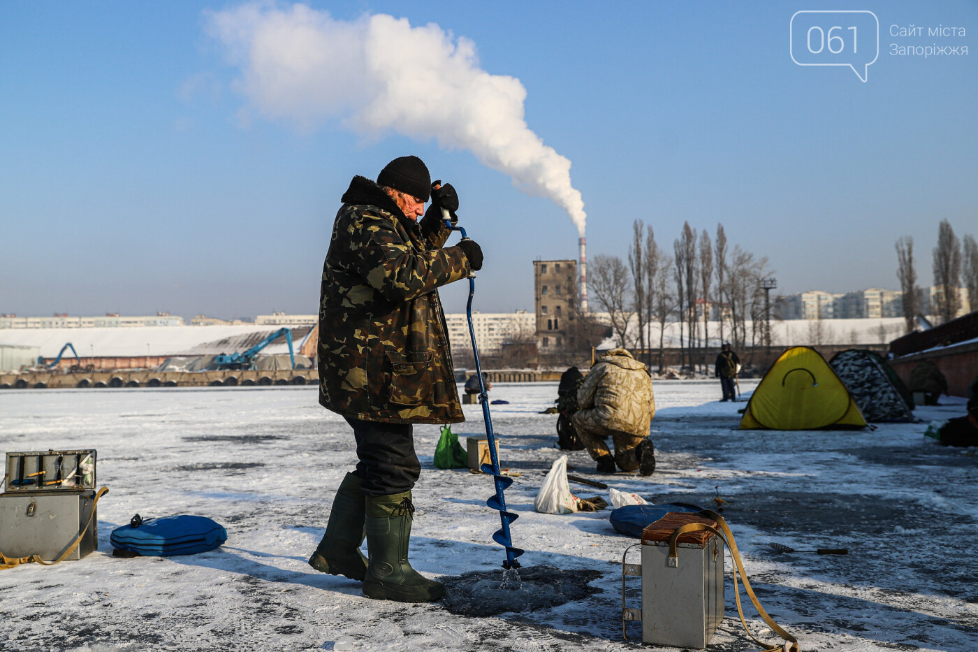 Баржи во льду, рыбаки с таранью и котики: фоторепортаж из зимней Кривой бухты, фото-52