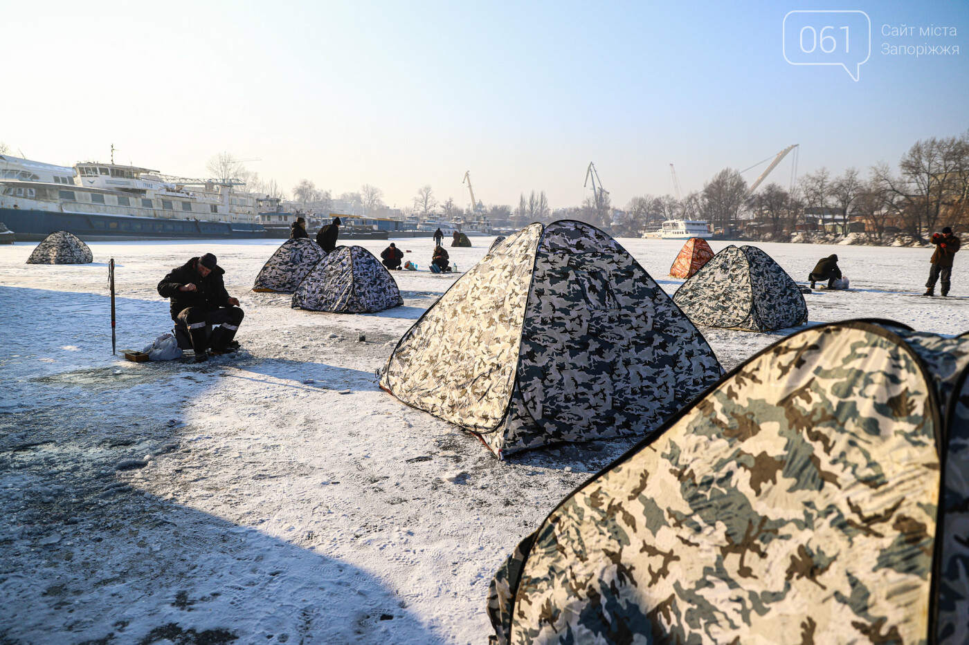 Баржи во льду, рыбаки с таранью и котики: фоторепортаж из зимней Кривой бухты, фото-59