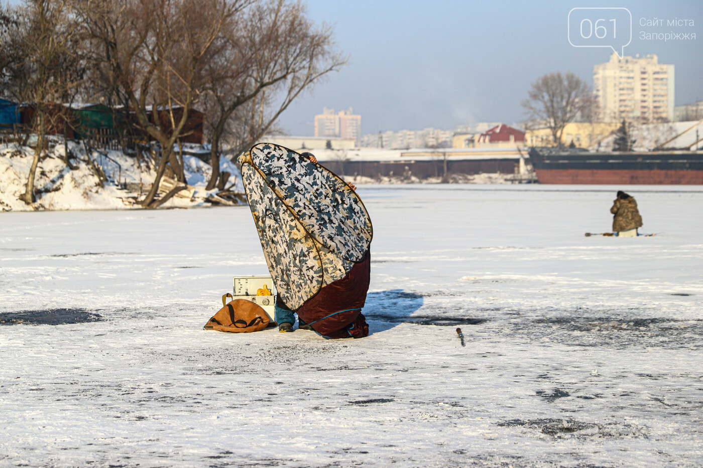 Баржи во льду, рыбаки с таранью и котики: фоторепортаж из зимней Кривой бухты, фото-60