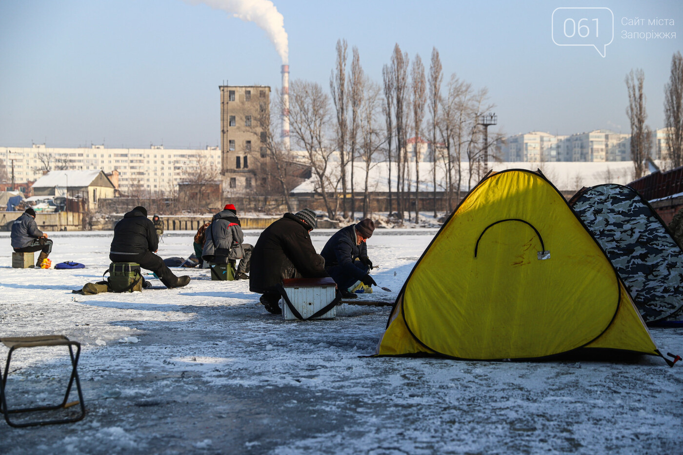 Баржи во льду, рыбаки с таранью и котики: фоторепортаж из зимней Кривой бухты, фото-62