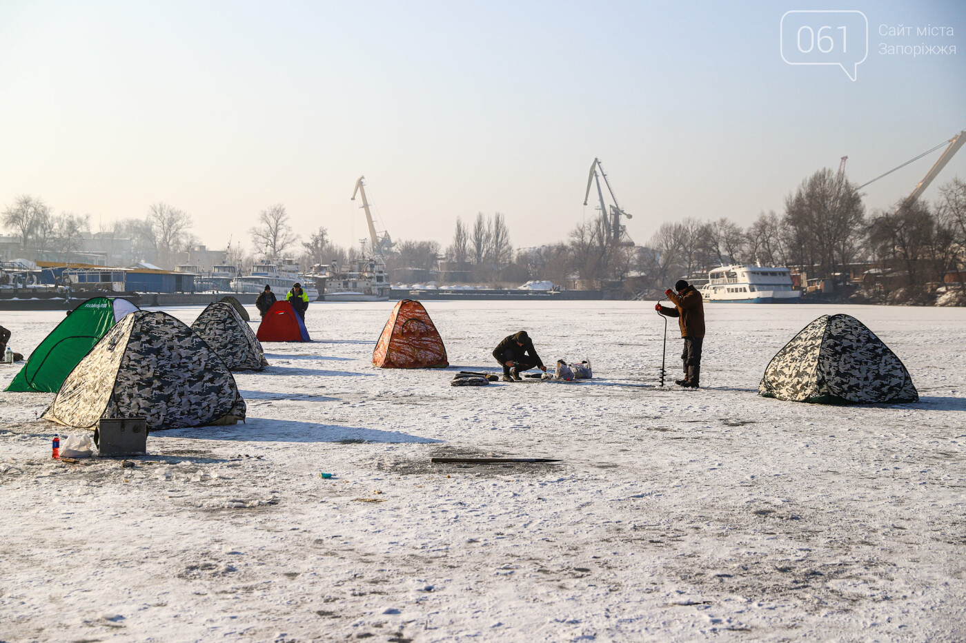 Баржи во льду, рыбаки с таранью и котики: фоторепортаж из зимней Кривой бухты, фото-65