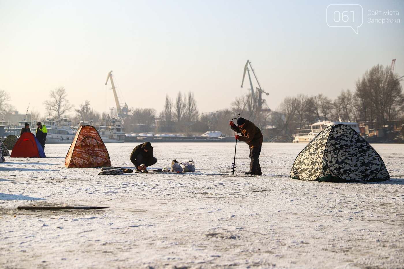 Баржи во льду, рыбаки с таранью и котики: фоторепортаж из зимней Кривой бухты, фото-66