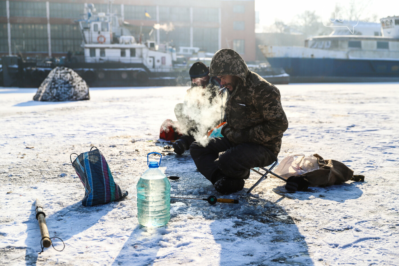 Баржи во льду, рыбаки с таранью и котики: фоторепортаж из зимней Кривой бухты, фото-63