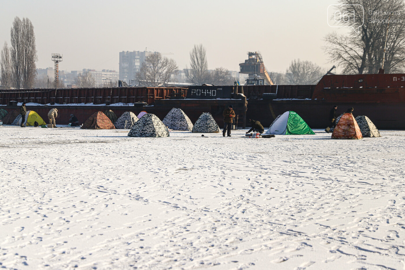 Баржи во льду, рыбаки с таранью и котики: фоторепортаж из зимней Кривой бухты, фото-36