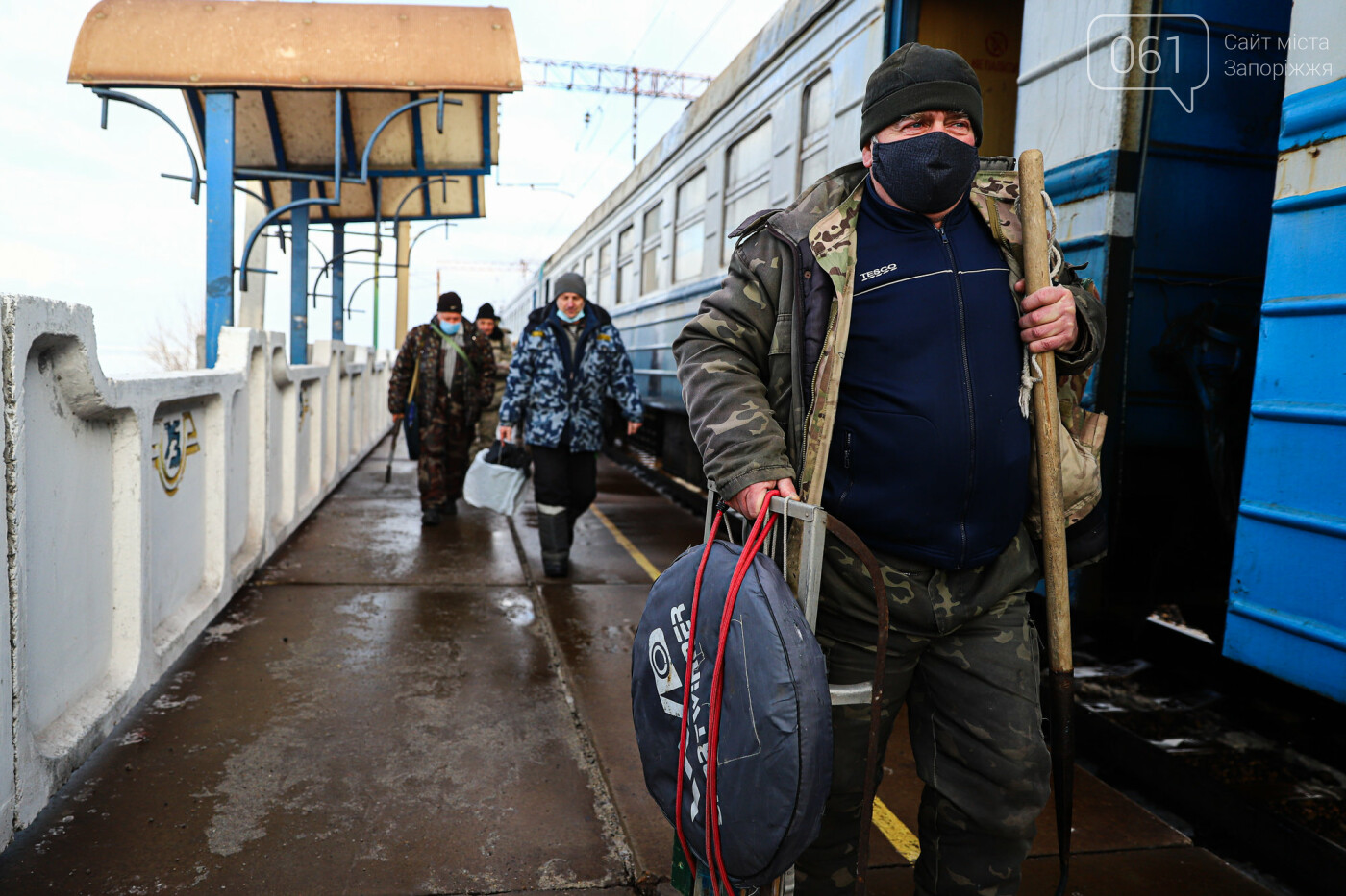 «Это азарт»: на льду Каховского водохранилища десятки рыбаков ждут клева, - ФОТОРЕПОРТАЖ , фото-6