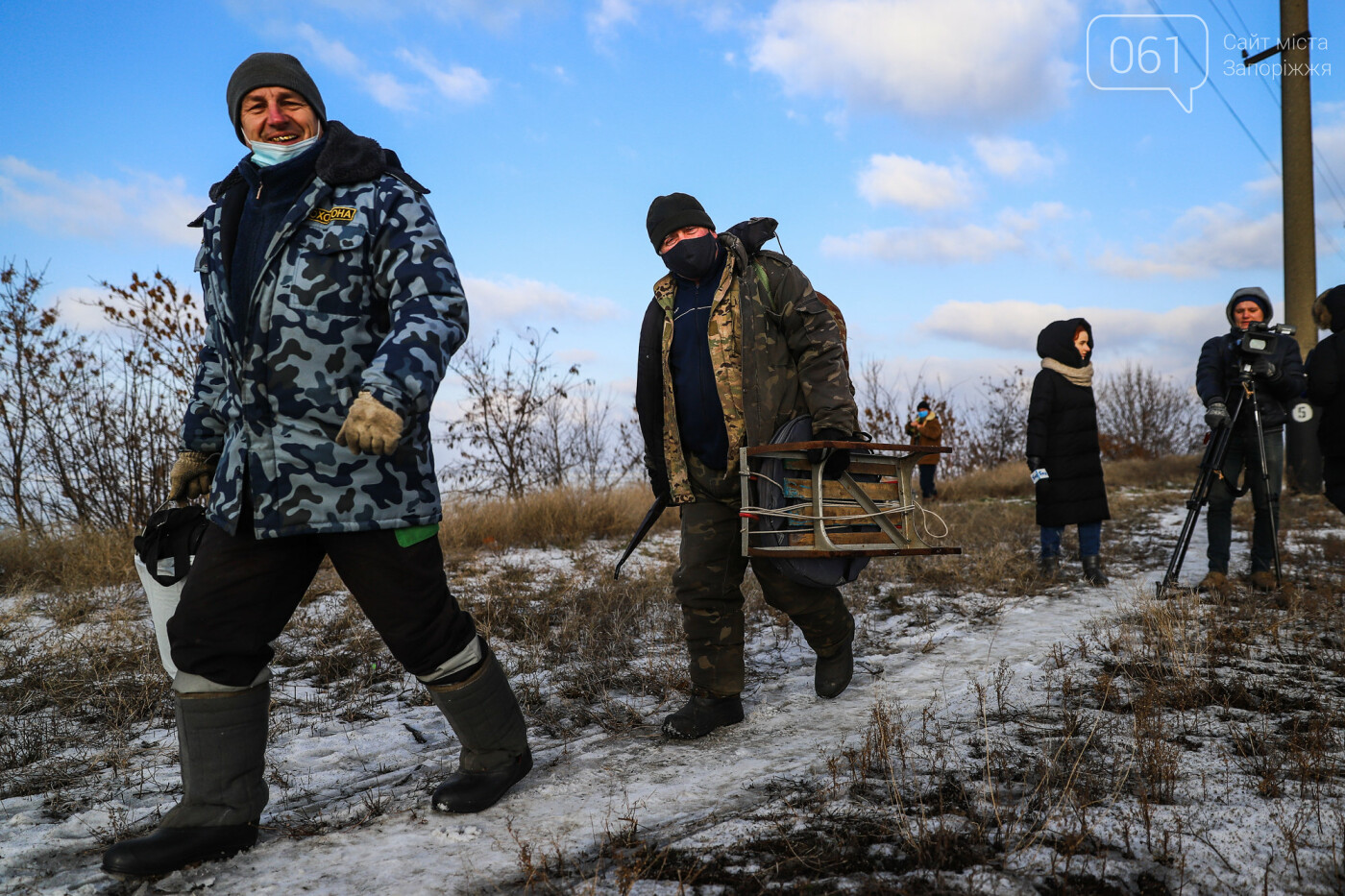 «Это азарт»: на льду Каховского водохранилища десятки рыбаков ждут клева, - ФОТОРЕПОРТАЖ , фото-14