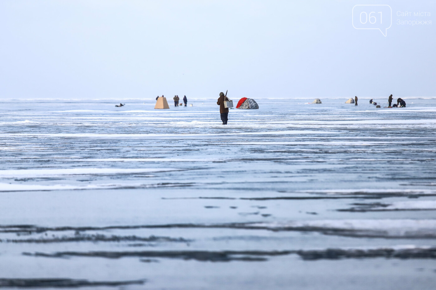«Это азарт»: на льду Каховского водохранилища десятки рыбаков ждут клева, - ФОТОРЕПОРТАЖ , фото-18