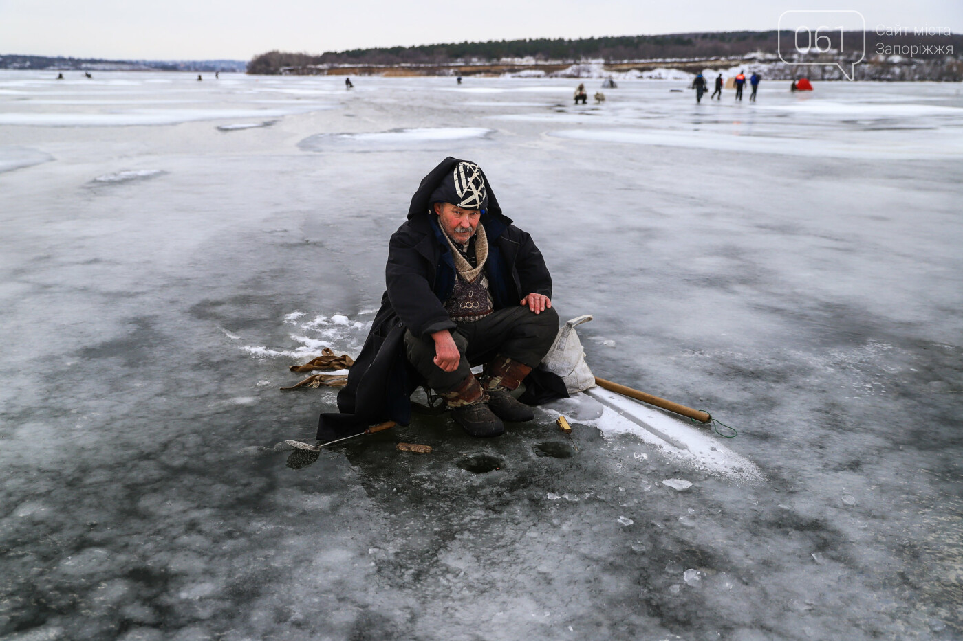 «Это азарт»: на льду Каховского водохранилища десятки рыбаков ждут клева, - ФОТОРЕПОРТАЖ , фото-31
