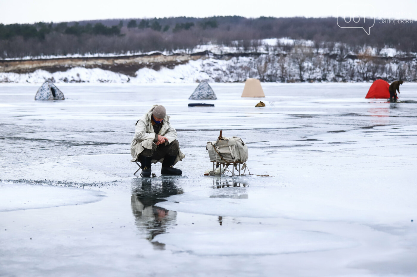 «Это азарт»: на льду Каховского водохранилища десятки рыбаков ждут клева, - ФОТОРЕПОРТАЖ , фото-32