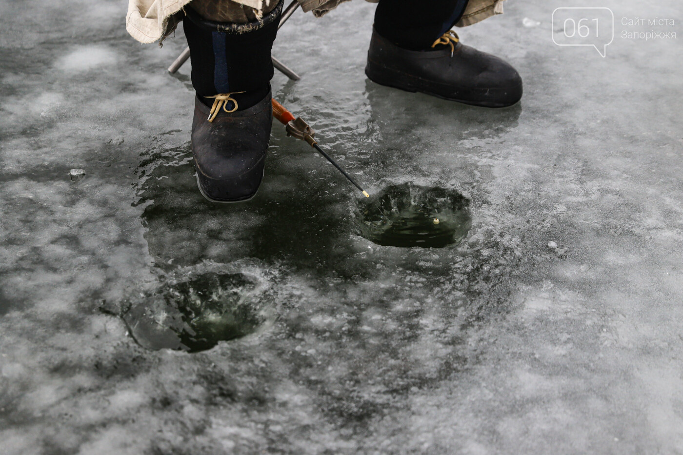 «Это азарт»: на льду Каховского водохранилища десятки рыбаков ждут клева, - ФОТОРЕПОРТАЖ , фото-34