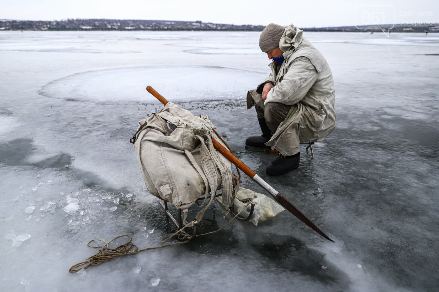 «Это азарт»: на льду Каховского водохранилища десятки рыбаков ждут клева, - ФОТОРЕПОРТАЖ , фото-33