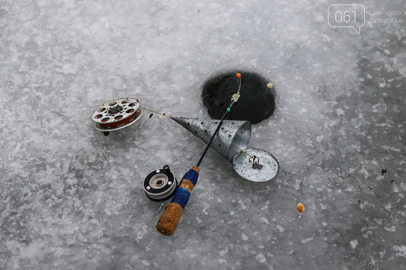 «Это азарт»: на льду Каховского водохранилища десятки рыбаков ждут клева, - ФОТОРЕПОРТАЖ , фото-45