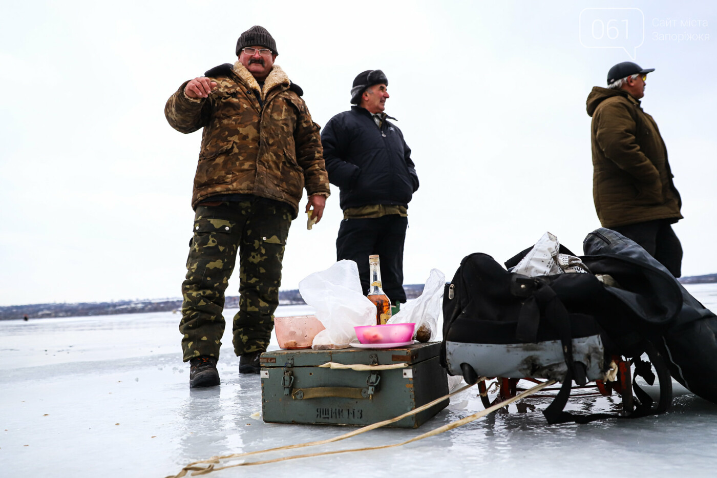 «Это азарт»: на льду Каховского водохранилища десятки рыбаков ждут клева, - ФОТОРЕПОРТАЖ , фото-36