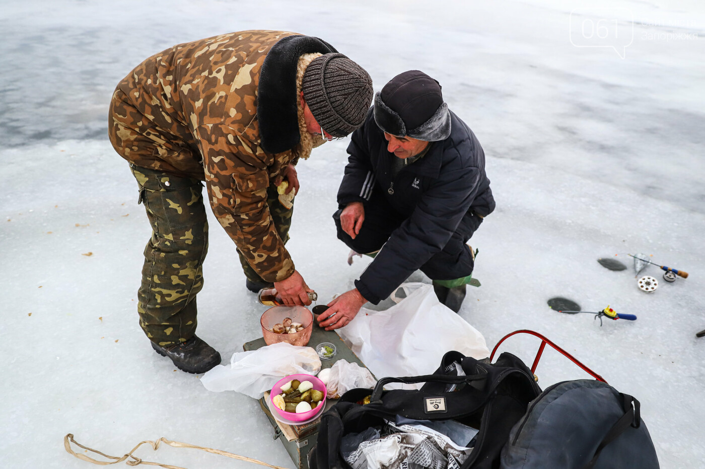 «Это азарт»: на льду Каховского водохранилища десятки рыбаков ждут клева, - ФОТОРЕПОРТАЖ , фото-39