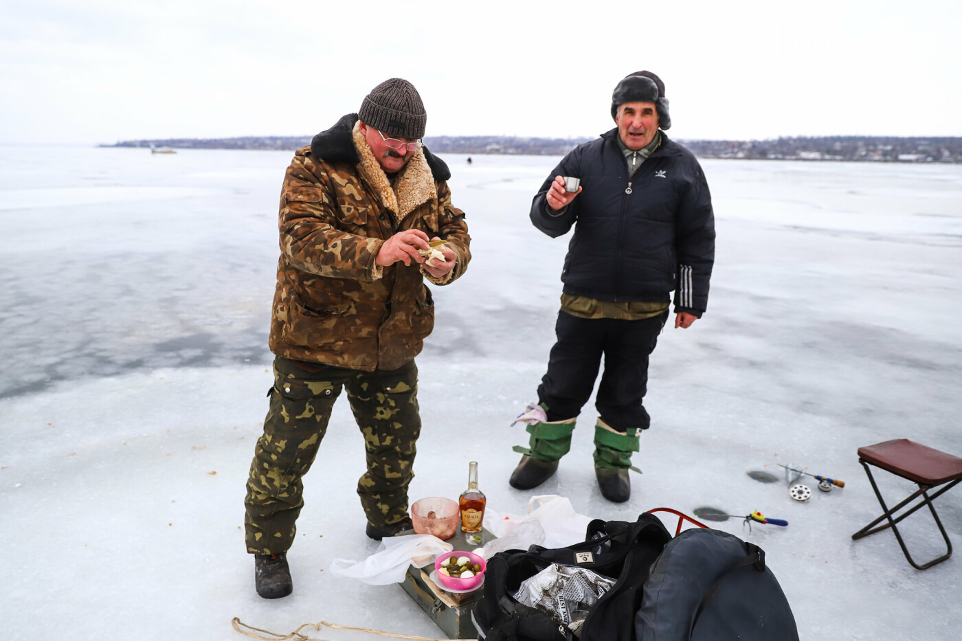 «Это азарт»: на льду Каховского водохранилища десятки рыбаков ждут клева, - ФОТОРЕПОРТАЖ , фото-40