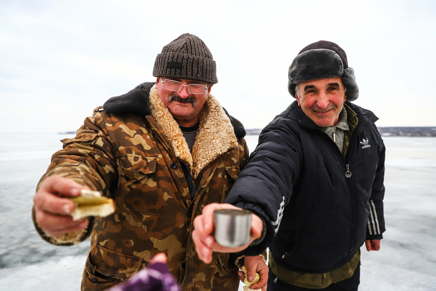 «Это азарт»: на льду Каховского водохранилища десятки рыбаков ждут клева, - ФОТОРЕПОРТАЖ , фото-41