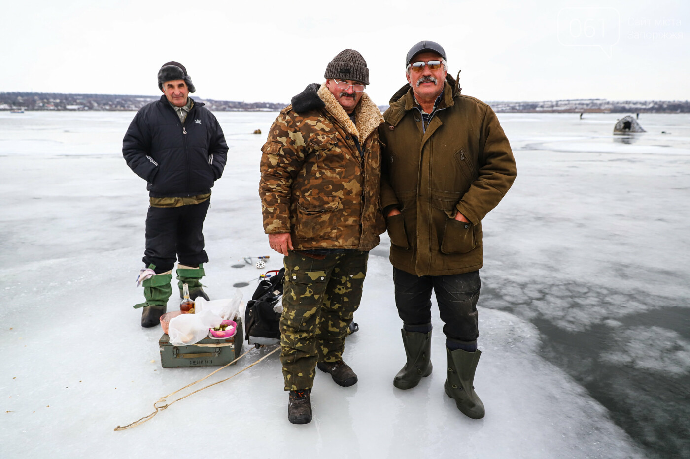 «Это азарт»: на льду Каховского водохранилища десятки рыбаков ждут клева, - ФОТОРЕПОРТАЖ , фото-42