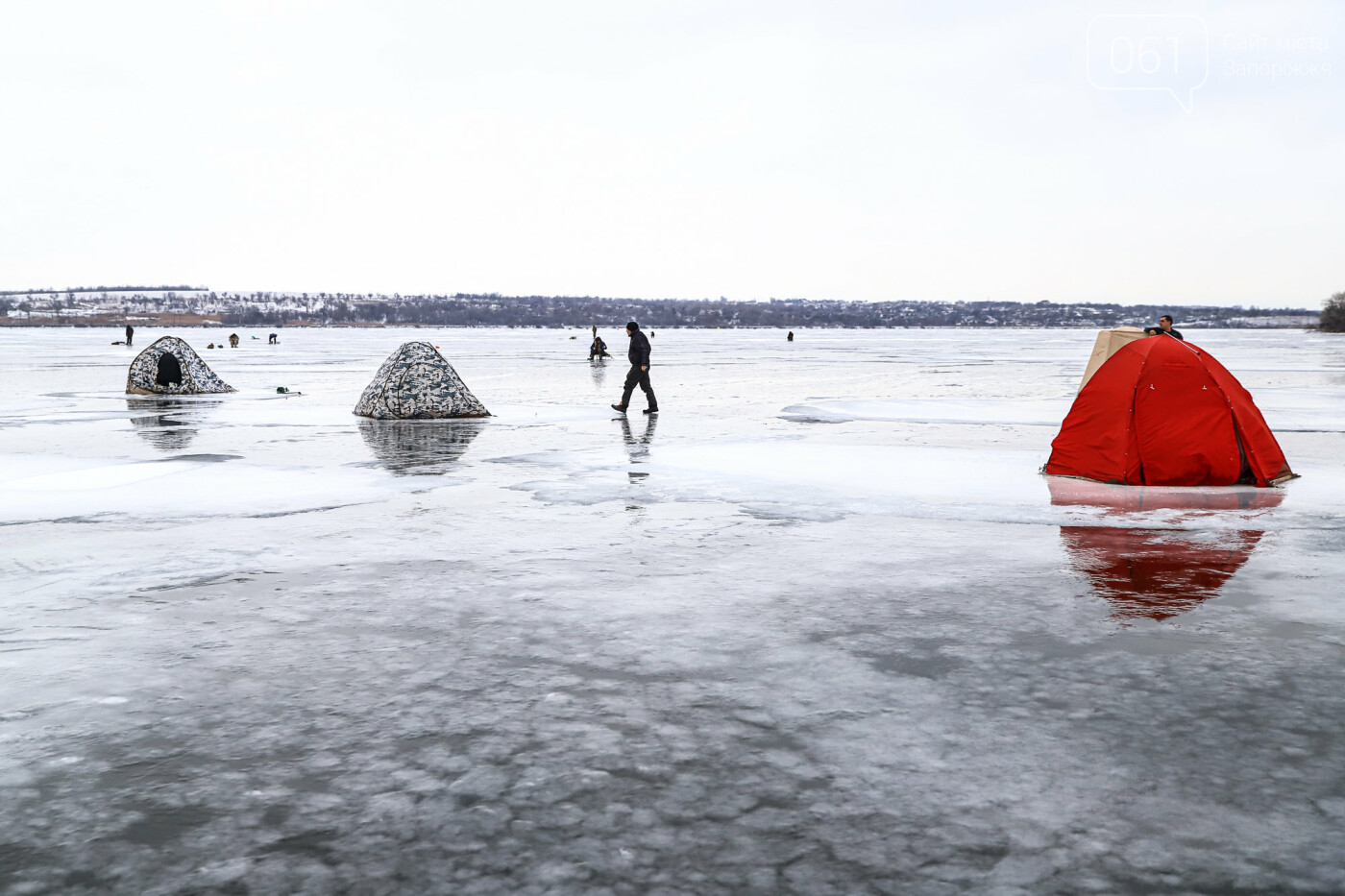 «Это азарт»: на льду Каховского водохранилища десятки рыбаков ждут клева, - ФОТОРЕПОРТАЖ , фото-46