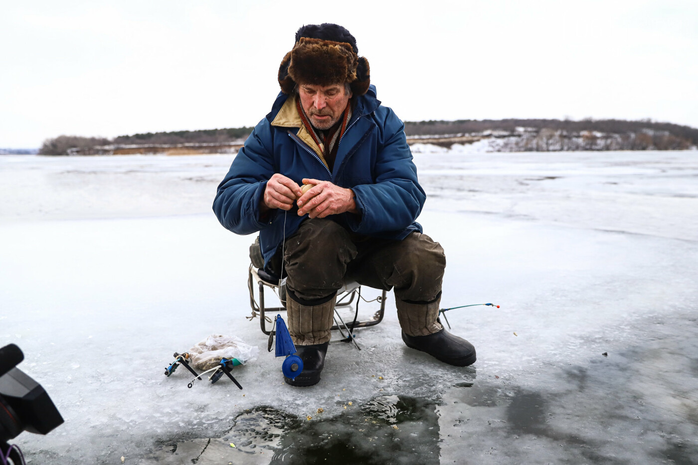 «Это азарт»: на льду Каховского водохранилища десятки рыбаков ждут клева, - ФОТОРЕПОРТАЖ , фото-21