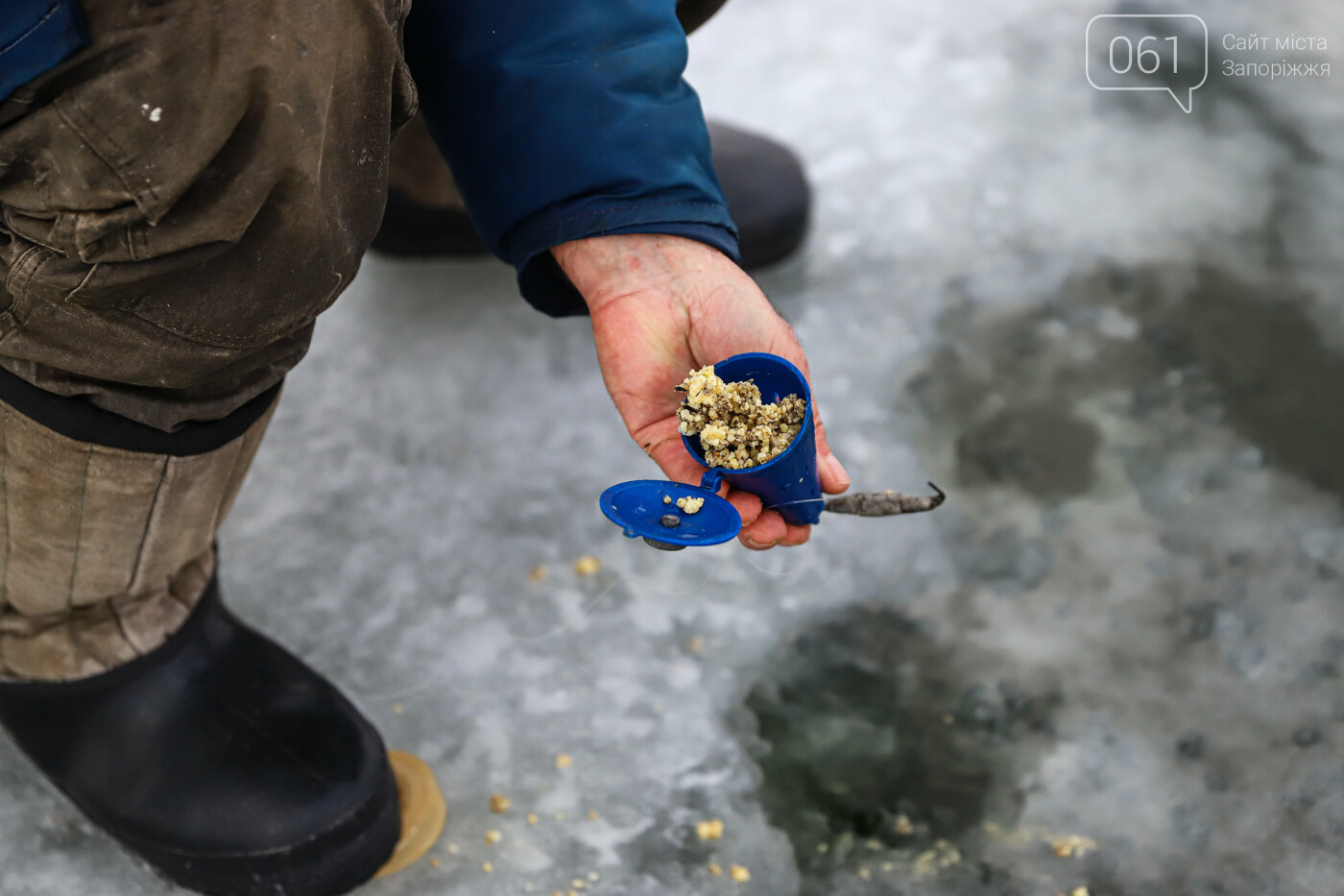«Это азарт»: на льду Каховского водохранилища десятки рыбаков ждут клева, - ФОТОРЕПОРТАЖ , фото-25