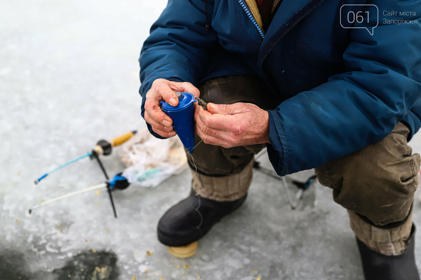 «Это азарт»: на льду Каховского водохранилища десятки рыбаков ждут клева, - ФОТОРЕПОРТАЖ , фото-26