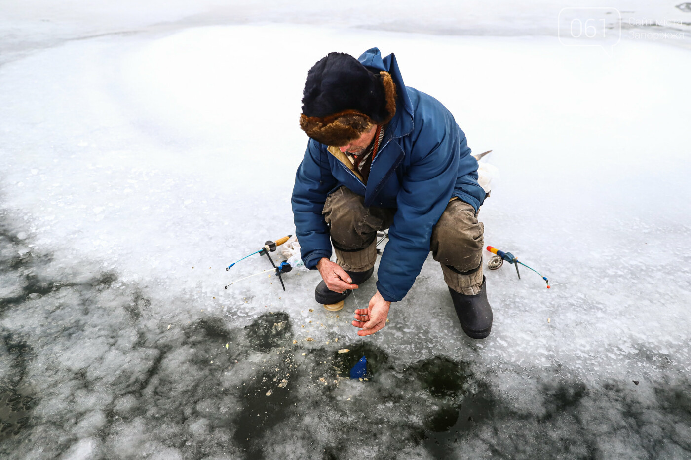 «Это азарт»: на льду Каховского водохранилища десятки рыбаков ждут клева, - ФОТОРЕПОРТАЖ , фото-27