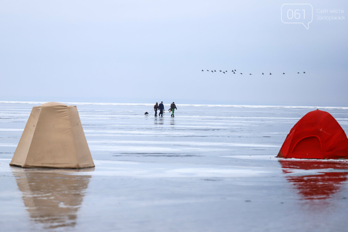«Это азарт»: на льду Каховского водохранилища десятки рыбаков ждут клева, - ФОТОРЕПОРТАЖ , фото-47