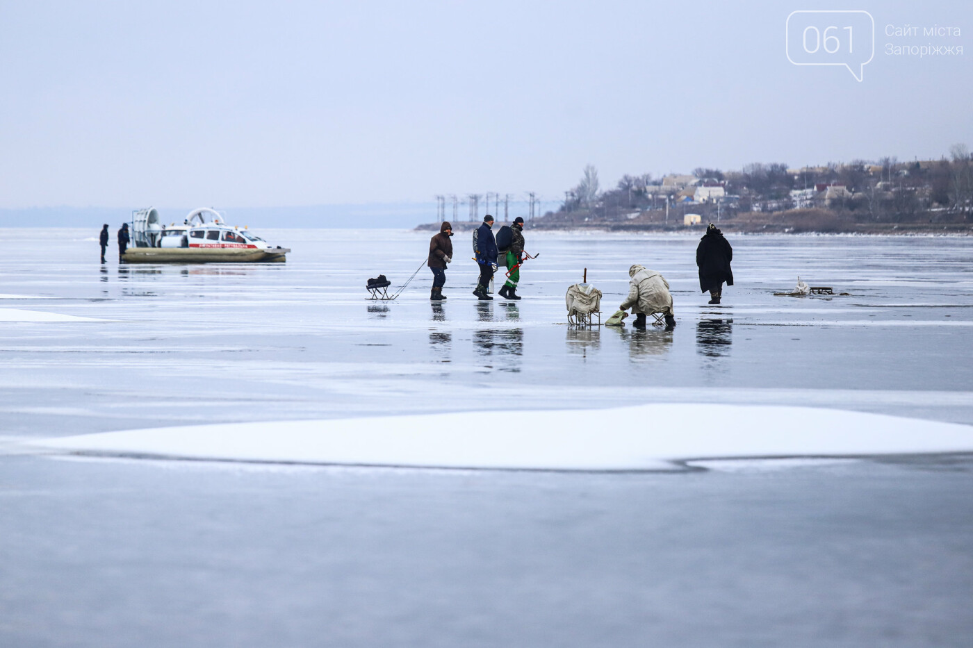 «Это азарт»: на льду Каховского водохранилища десятки рыбаков ждут клева, - ФОТОРЕПОРТАЖ , фото-48