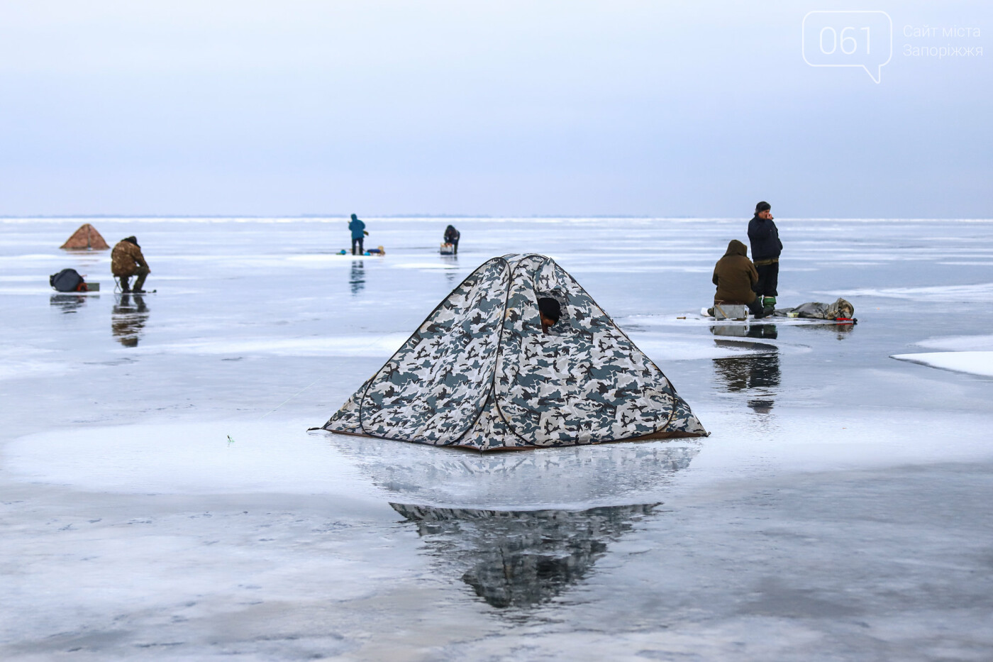 «Это азарт»: на льду Каховского водохранилища десятки рыбаков ждут клева, - ФОТОРЕПОРТАЖ , фото-49