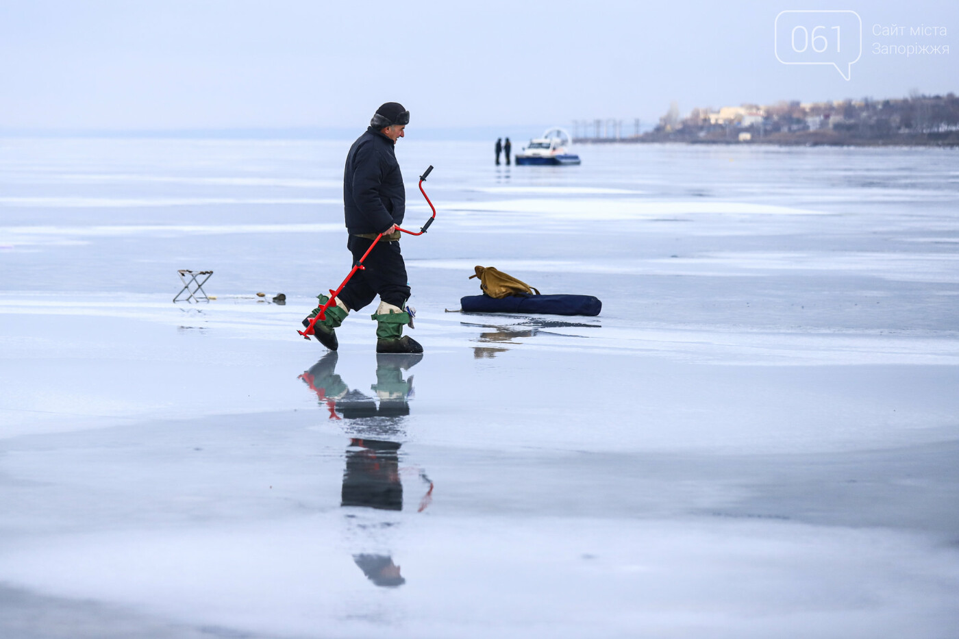 «Это азарт»: на льду Каховского водохранилища десятки рыбаков ждут клева, - ФОТОРЕПОРТАЖ , фото-50