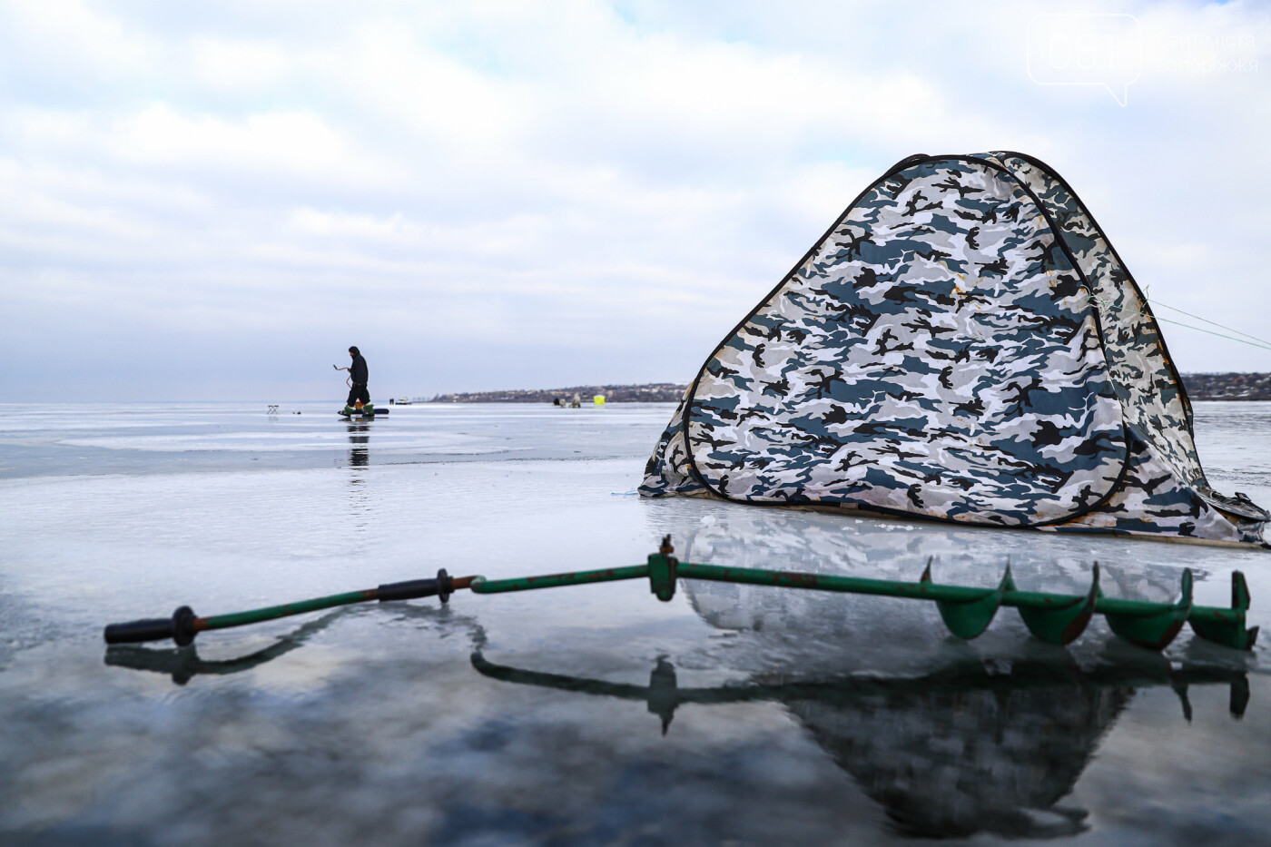 «Это азарт»: на льду Каховского водохранилища десятки рыбаков ждут клева, - ФОТОРЕПОРТАЖ , фото-51