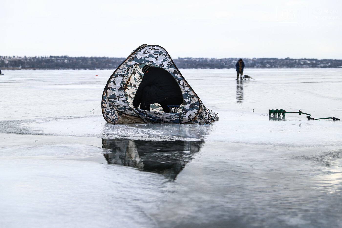 «Это азарт»: на льду Каховского водохранилища десятки рыбаков ждут клева, - ФОТОРЕПОРТАЖ , фото-52