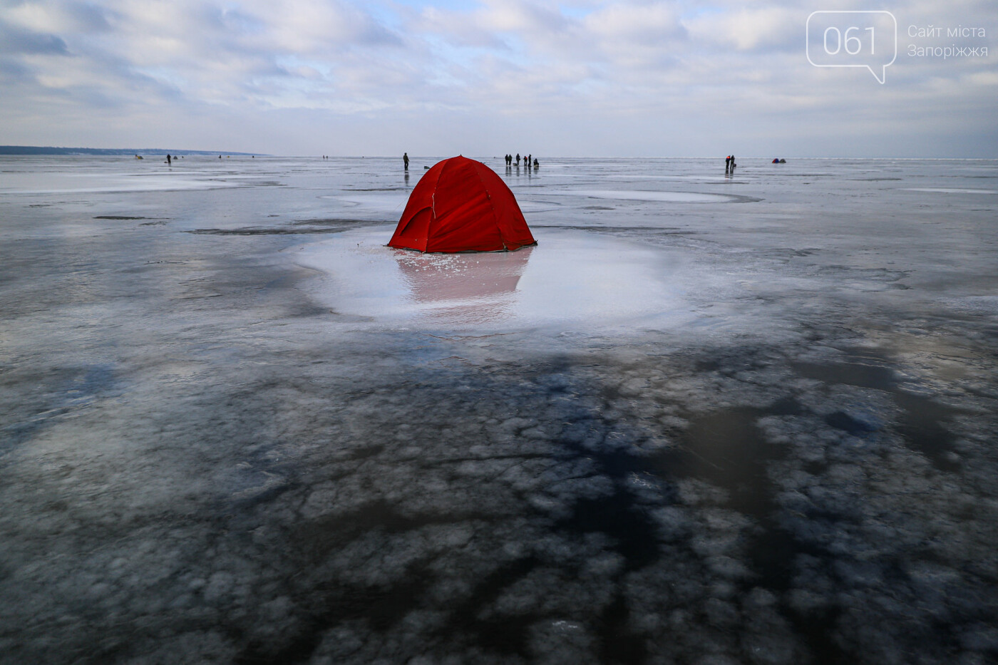 «Это азарт»: на льду Каховского водохранилища десятки рыбаков ждут клева, - ФОТОРЕПОРТАЖ , фото-53