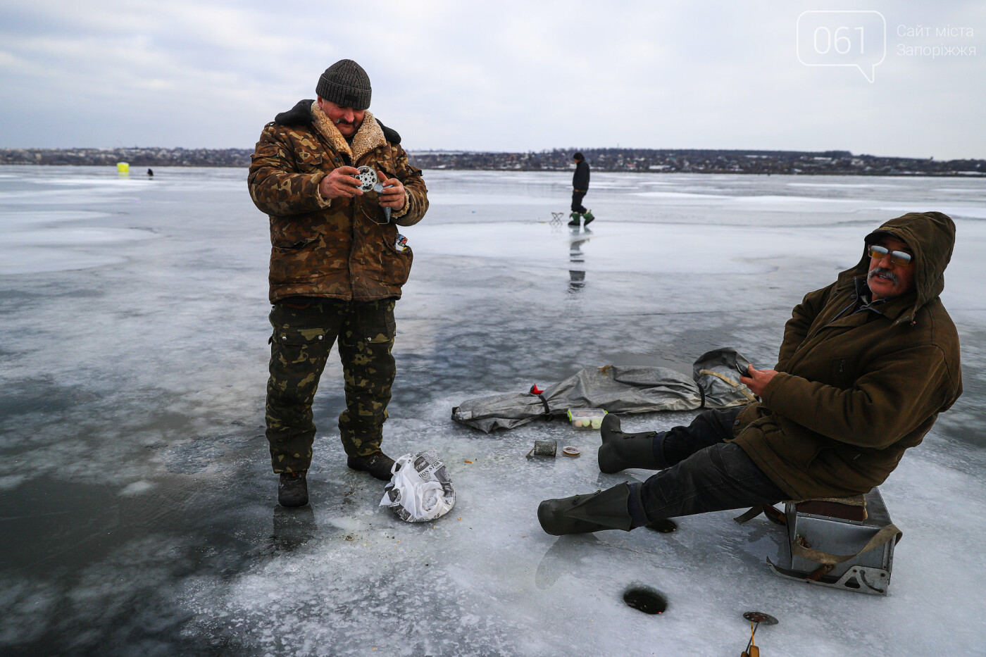 «Это азарт»: на льду Каховского водохранилища десятки рыбаков ждут клева, - ФОТОРЕПОРТАЖ , фото-43