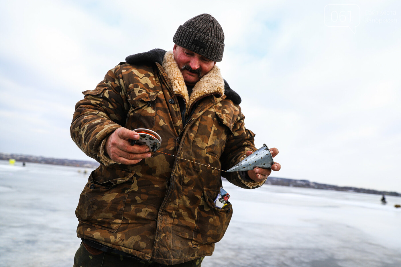 «Это азарт»: на льду Каховского водохранилища десятки рыбаков ждут клева, - ФОТОРЕПОРТАЖ , фото-44