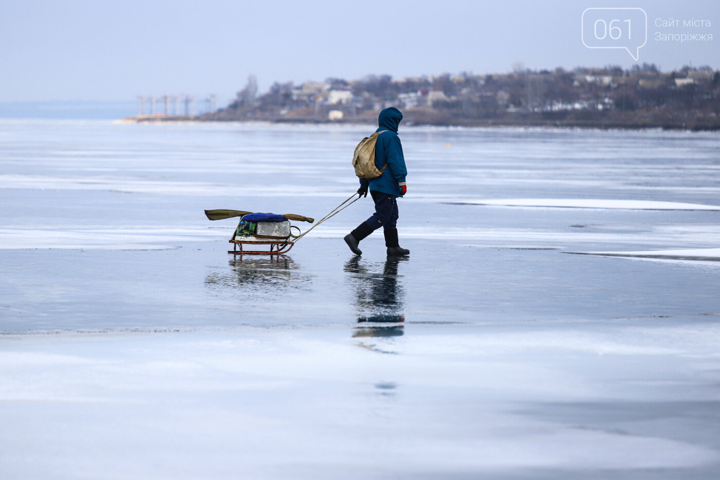 «Это азарт»: на льду Каховского водохранилища десятки рыбаков ждут клева, - ФОТОРЕПОРТАЖ , фото-56