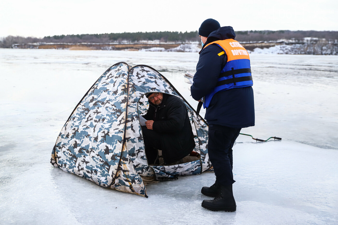 «Это азарт»: на льду Каховского водохранилища десятки рыбаков ждут клева, - ФОТОРЕПОРТАЖ , фото-54